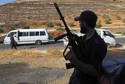 Phần tử vũ trang phe đối lập Syria cầm súng trường quân dụng của châu Âu cảnh giới